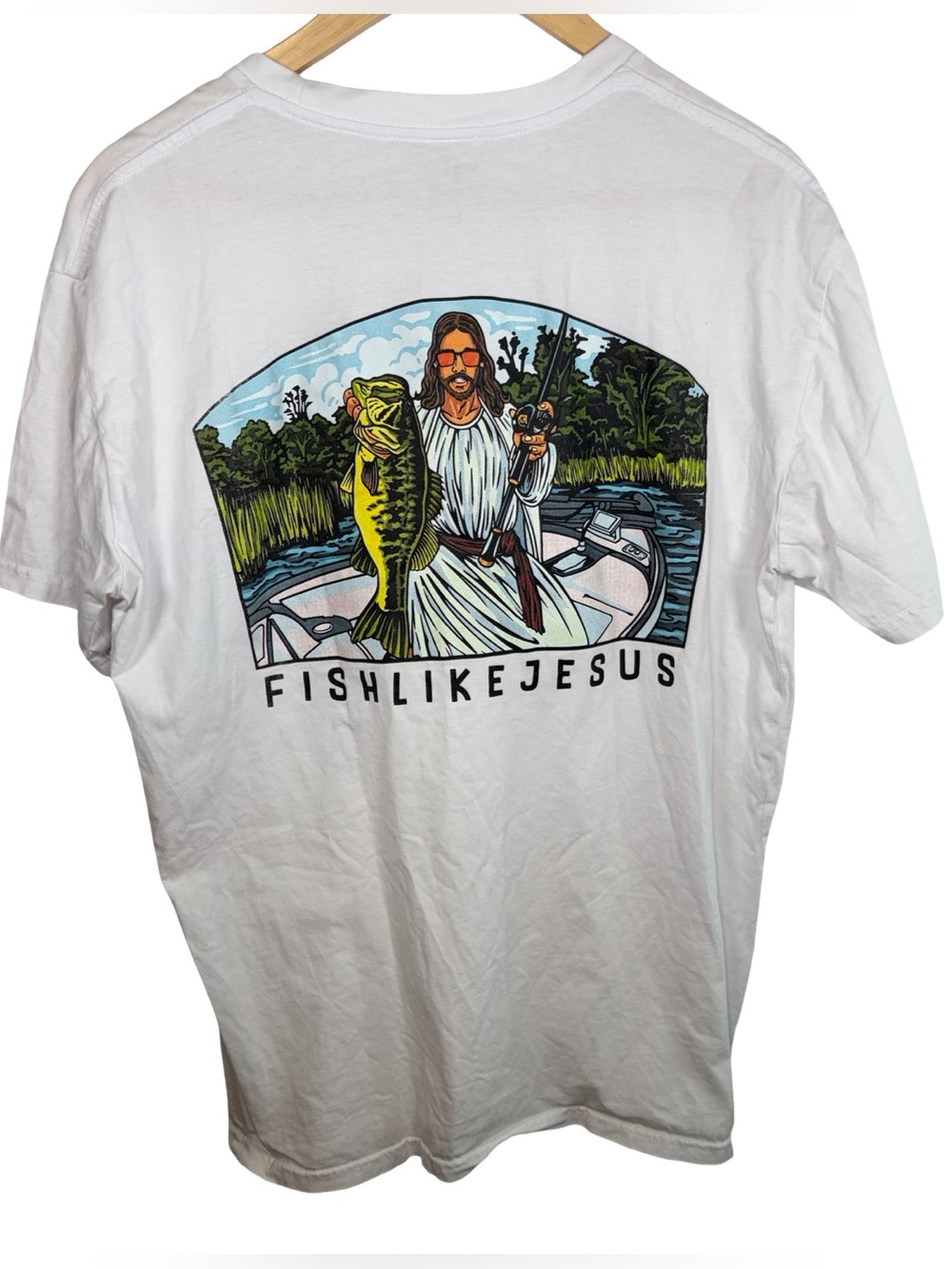 Fish like Jesus white short sleeve graphic tee large